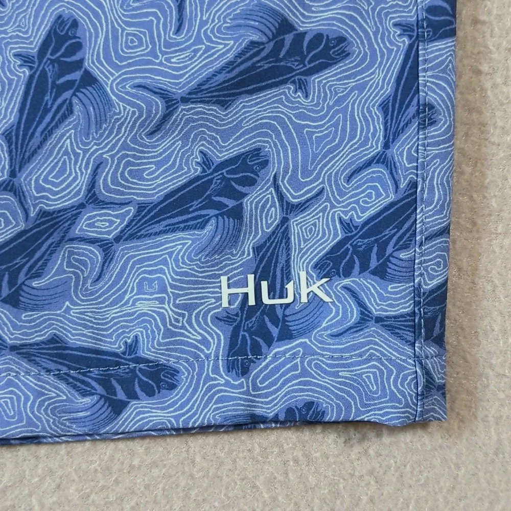 Huk Pursuit Volley Rooster Wake Shorts 5.5in Mens M Blue Fish Print Flawed Liner